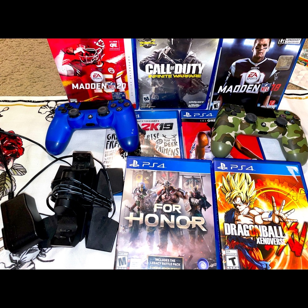 PS4 Games, controllers and PS4 stand